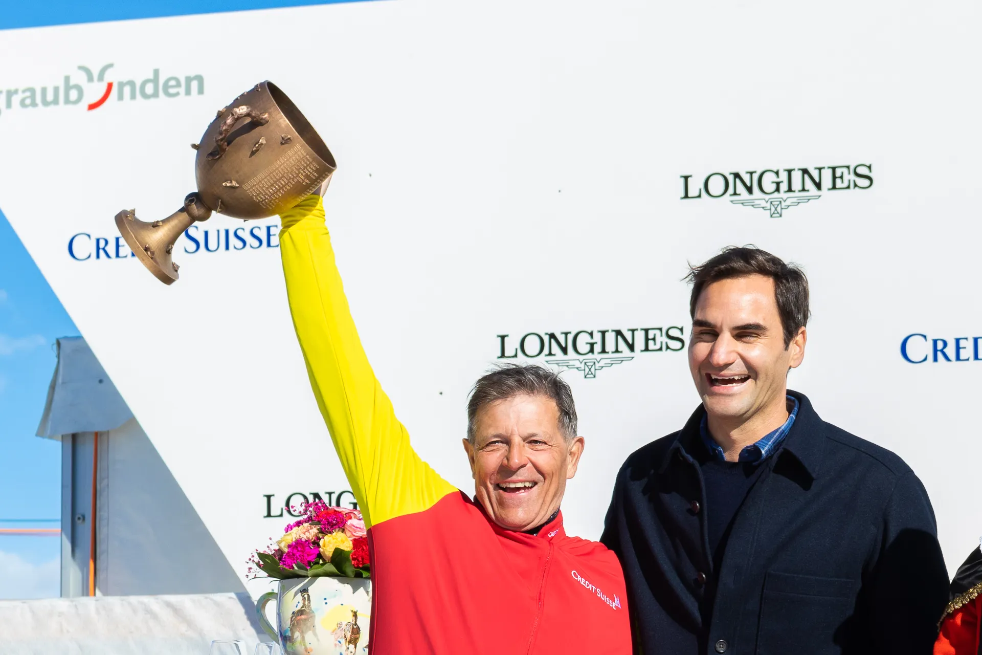 Jakob Broger mit Pokal am White Turf