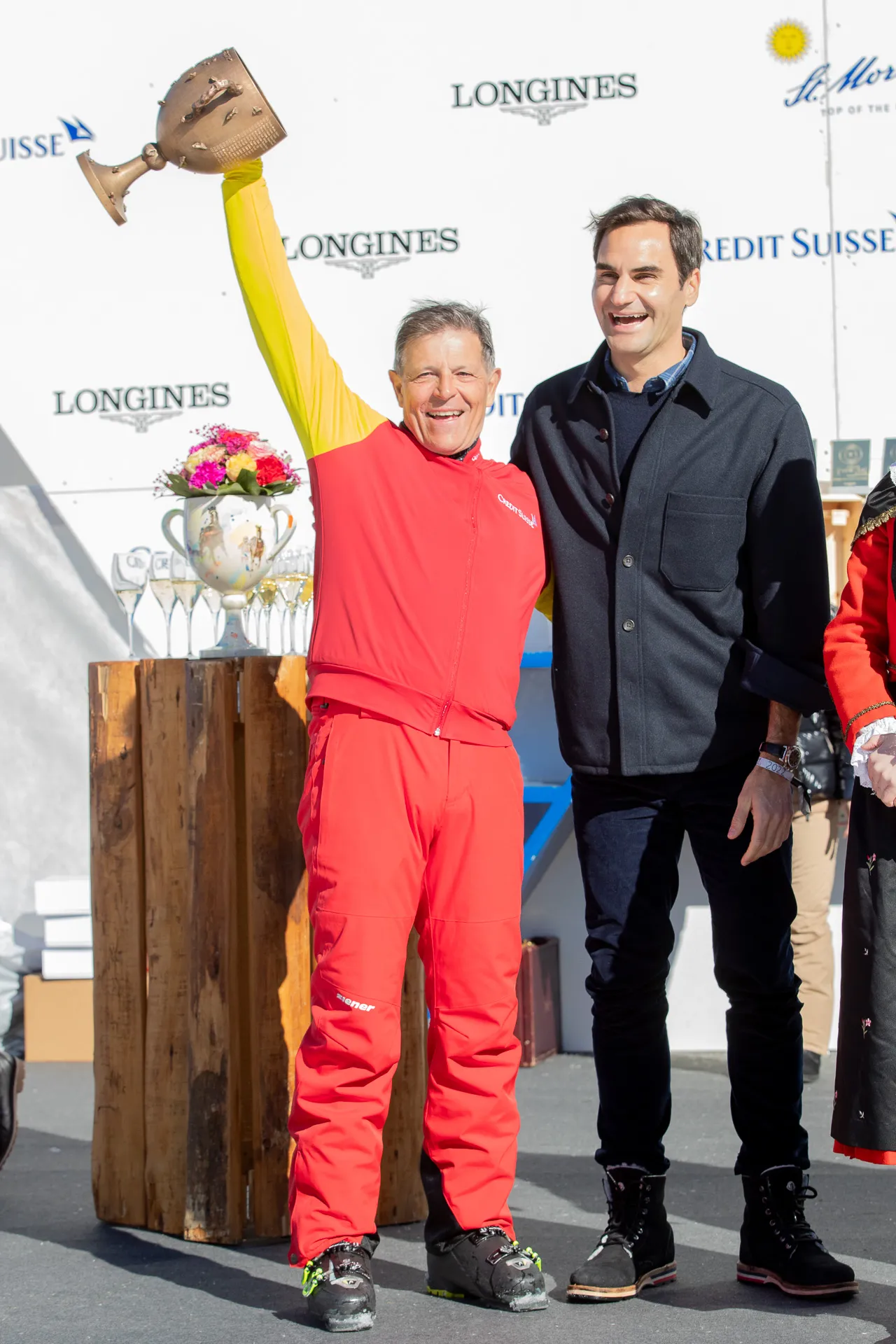 Jakob Broger mit Pokal und Roger Federer am White Turf