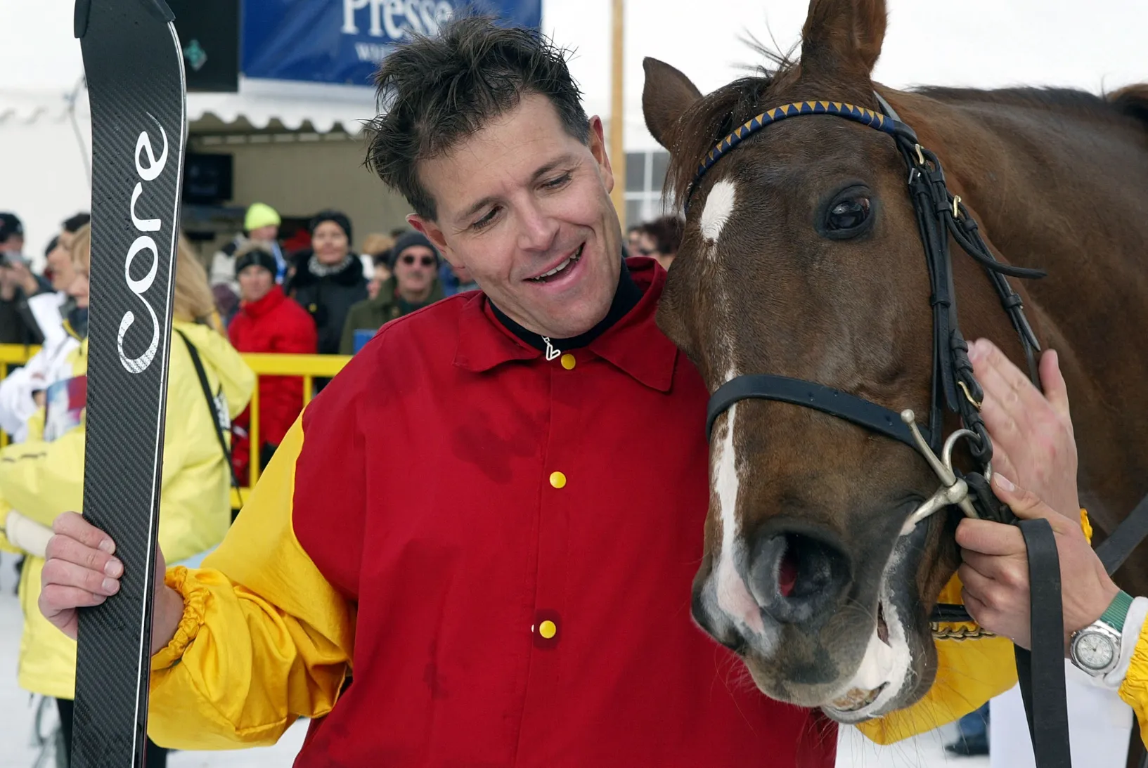 Jakob Broger mit Pferd und Ski im Siegerzirkel