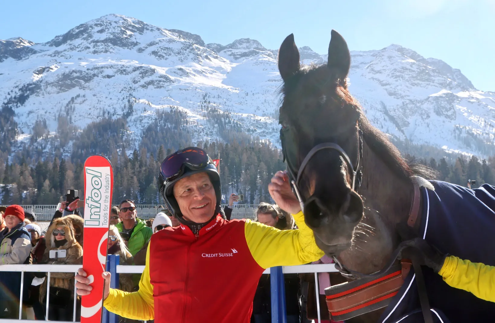 Jakob Broger mit Pferd vor der Engadiner Bergkulisse